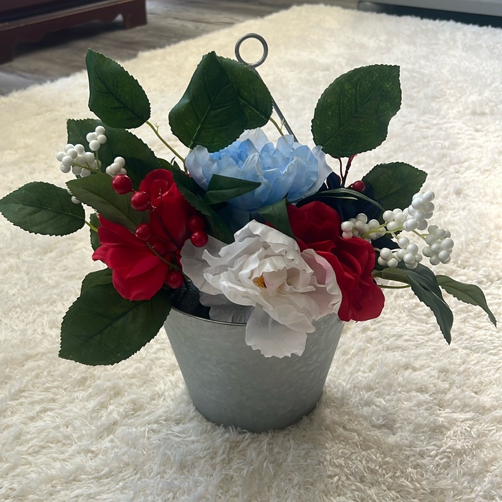 🌻 NWT Celebrate It Hanging Faux Floral Wall Tin